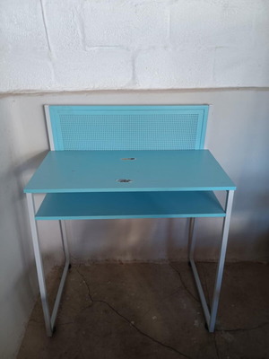 Παιδικό γραφείο μεταχειρισμένο από mdf και μέταλλο, γαλάζιο με άσπρο