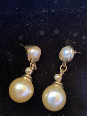 Pearl earrings like new with elegant faux pearl setting