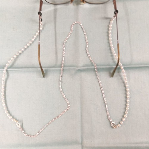 Glasses chain with white pearls and blue beads in silver color