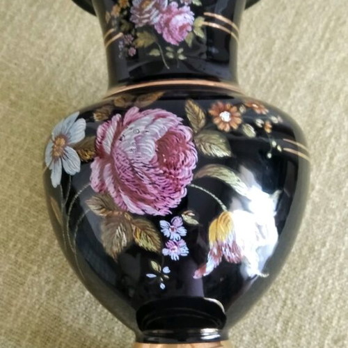Hand made vase like new with pink roses and gold details