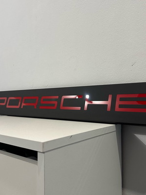 Porsche διακοσμητικό πανό τοίχου 73x12εκ ματ μαύρο με κόκκινα ή λευκά γράμματα