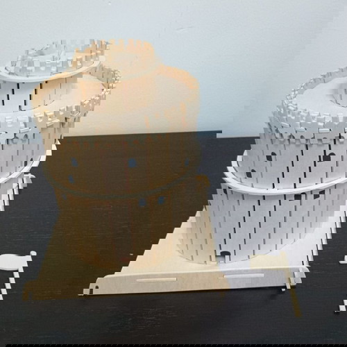 Декоративна конструкция Бялата кула употребявана, счупено знаме