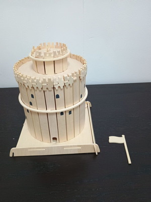 Декоративна конструкция Бялата кула употребявана, счупено знаме