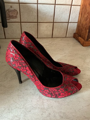 Peep-toe pumps like new, size 40, black and red