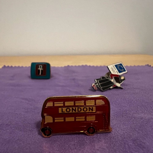 Collectible pins like new, set of 3 pieces