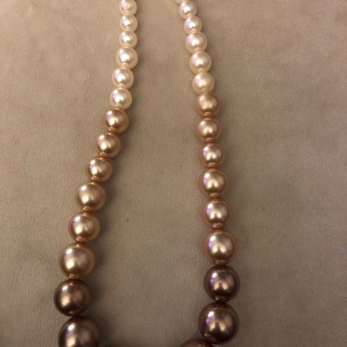 Pearl necklace used in earthy tones with three sizes