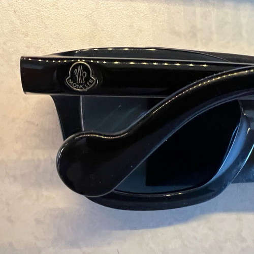 Moncler unisex sunglasses like new, black