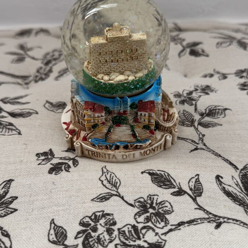 Snow Globe Rome like new, medium size souvenir