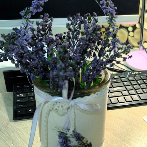 Glass vase with lavender flowers like new