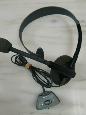 Microsoft Xbox 360 wired headset with boom mic and inline controls