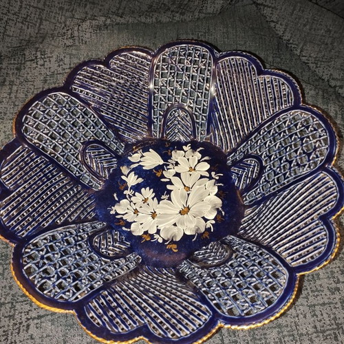 Decorative platter used in blue tone