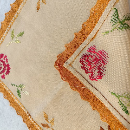 Vintage handmade tablecloth 31×32 cm with embroidery, used