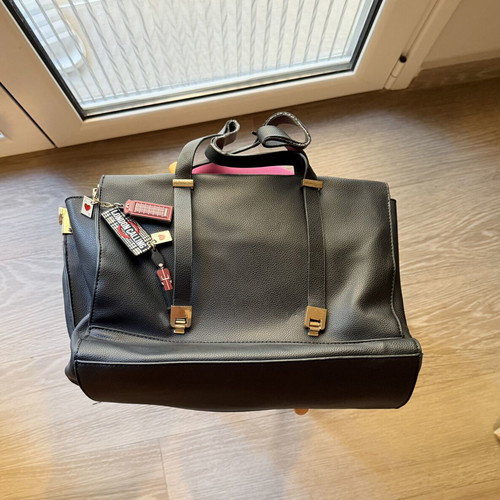 Bag used, spacious, lightweight with London keychain