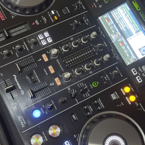 Pioneer XDJ-RX2 DJ controller like new with carrying case