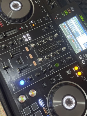 Pioneer XDJ-RX2 DJ controller like new with carrying case