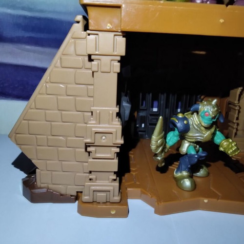 Gormiti Castle Playset with 2 Figures used, Giochi Preziosi
