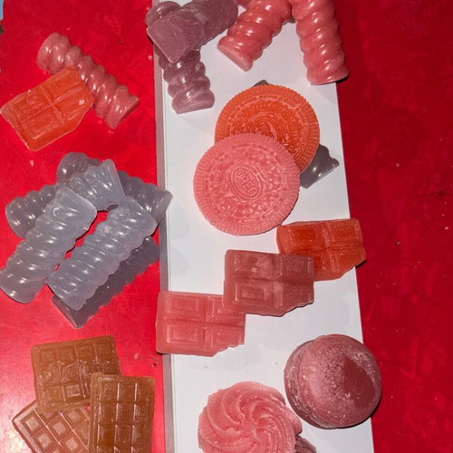 Handmade waxes like new with lovely scent and vibrant colors
