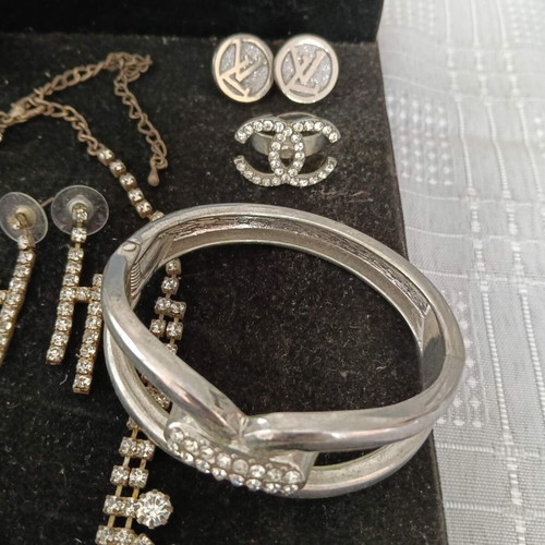Set of 10 jewelry pieces with necklace, earrings, bracelets, rings, pendant