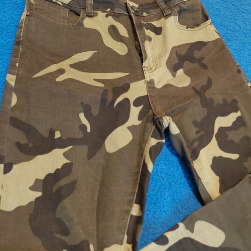 Camouflage pants like new with knee openings and elastic fabric