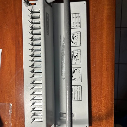 Fellowes PB100 binding machine used, 7-sheet punching, 16mm spiral