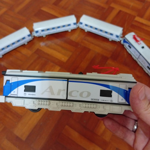 Pequetren Arco Model 525 train set with 2 engines and 3 passenger cars