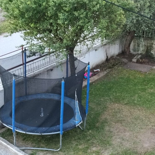 Trampoline 2.40x2.40 like new for yard or house