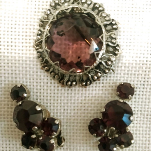 Vintage jewelry set pin and earrings Dec 60 like new with semi-precious stones