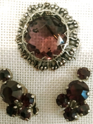 Vintage jewelry set pin and earrings Dec 60 like new with semi-precious stones