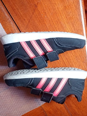 Adidas παιδικά παπούτσια σαν καινούργια, μέγεθος 28, μαύρο και ροζ