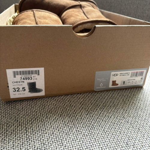 Ugg Australia Classic Chestnut Boots like new, size 32.5