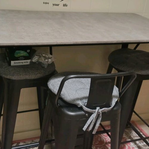 Table with 4 stools like new, tall with iron legs