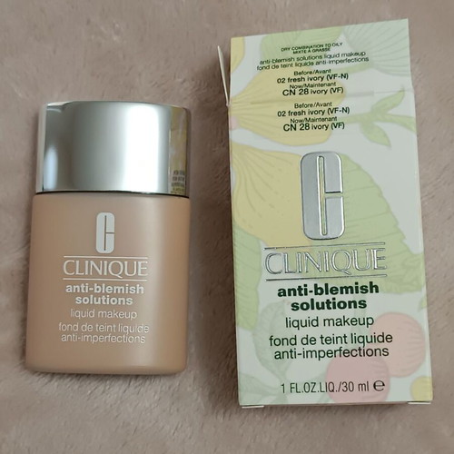 Clinique Foundation new with gifts shade Ivory