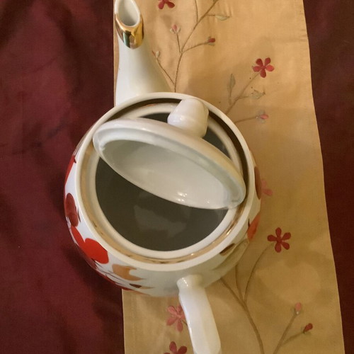 Porcelain set of two pieces with teapot and sugar bowl