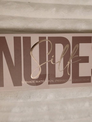 Mua παλέτα σκιών Silk Nudes καινούργια