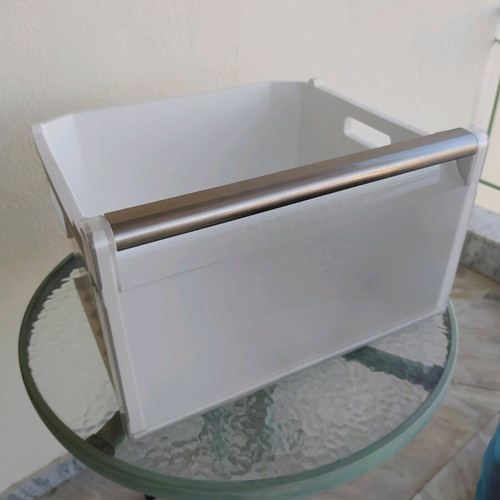 Simence KG39NAOO freezer drawer like new with shelves
