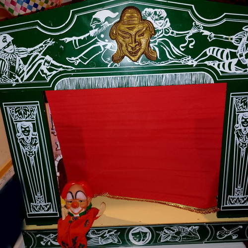 Theatro Art. 600 collectible puppet theater used, wooden, 6 large and 7 small figures