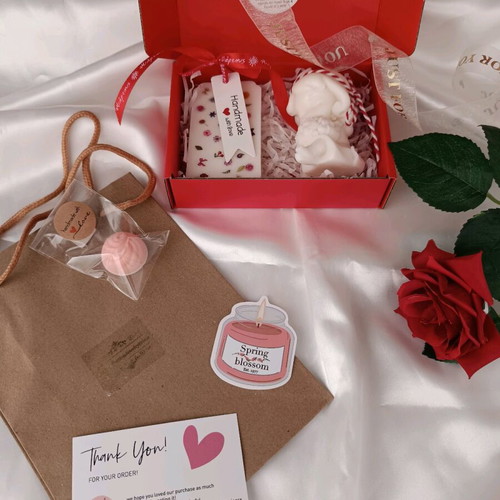 Decorative gift set candle girl with rose bouquet and lilac tablet new