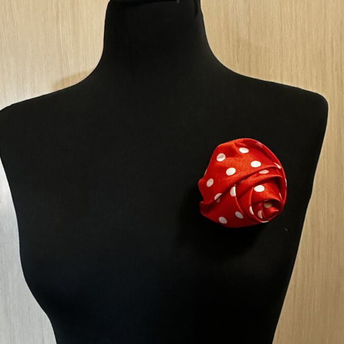 Rose-shaped brooch new, white and red
