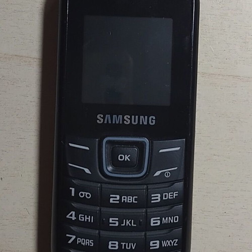 Samsung E1200M mobile phone like new with charger and hands-free