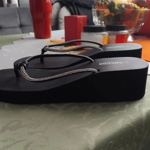 Cuccoo Platform Flip Flops like new, size 40, black and silver