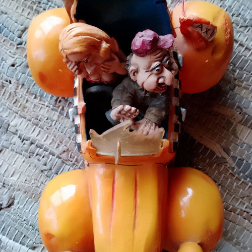 Funny ceramic piggy bank like new