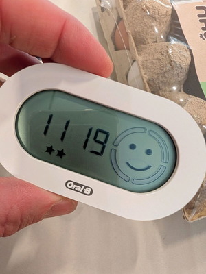 Oral-B ψηφιακό χρονόμετρο μπάνιου με οθόνη με χαμογελαστό πρόσωπο