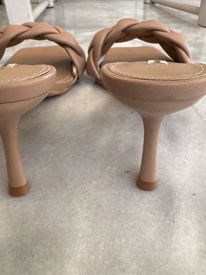 Mule Stradivarius beige like new, size 40