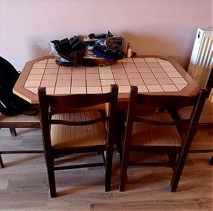 Πωλείται τραπέζι με 4 καρεκλες