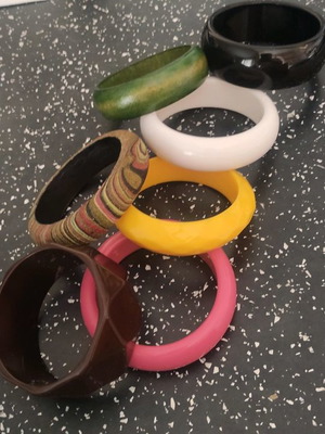 Bracelets used in various colors