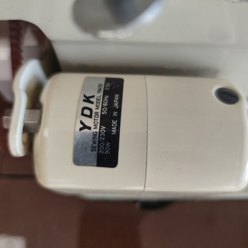 Ραπτομηχανή Ideal vintage με ξύλινο έπιπλο σαν καινούργιο