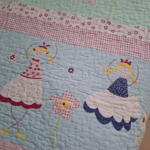 Girls' bed cover like new