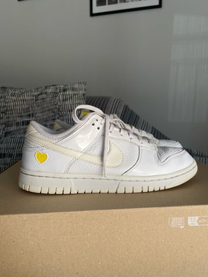 Nike Dunk Low VDay като нови, номер 38, бели и жълти