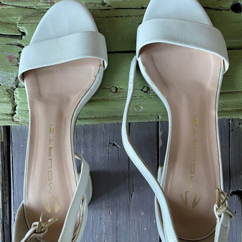 Mourtzi white leather sandals size 36 like new with heel