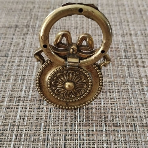 Classic furniture handle with decorative bow